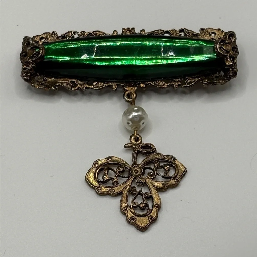 VNTG Elegant Green and Gold Brooch with Pearl Accent